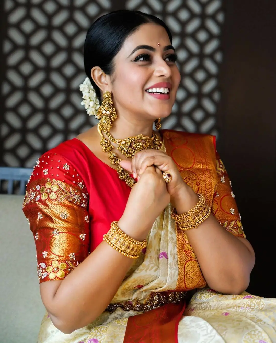 SHAMNA KASIM WEARING BEAUTIFUL JEWELLERY WHITE PATTU SAREE 4